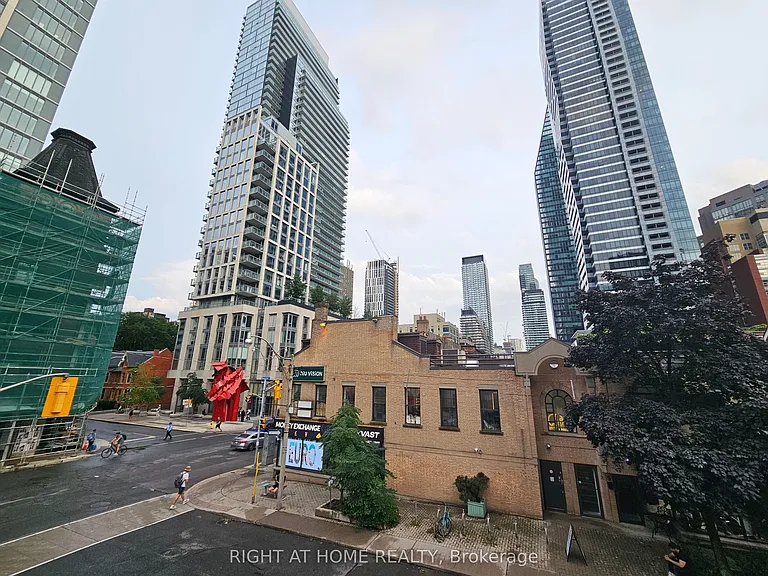 648A Yonge St #203 — Photo 18
