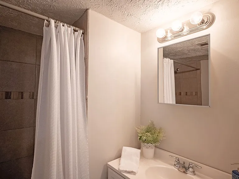Grand Oaks Apartment — Photo 9