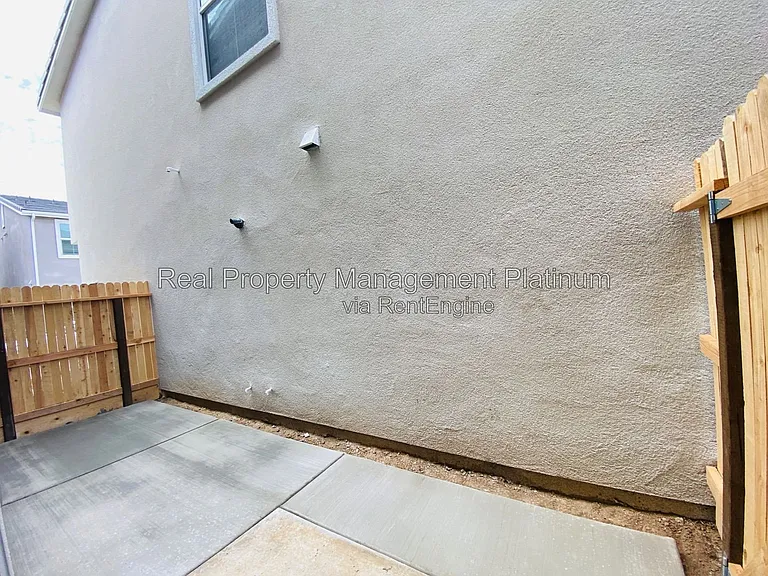 2752 E Tamarind Dr — Photo 36