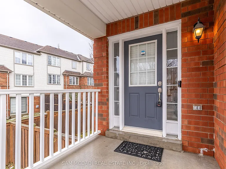 1260 Lamont Cres — Photo 1