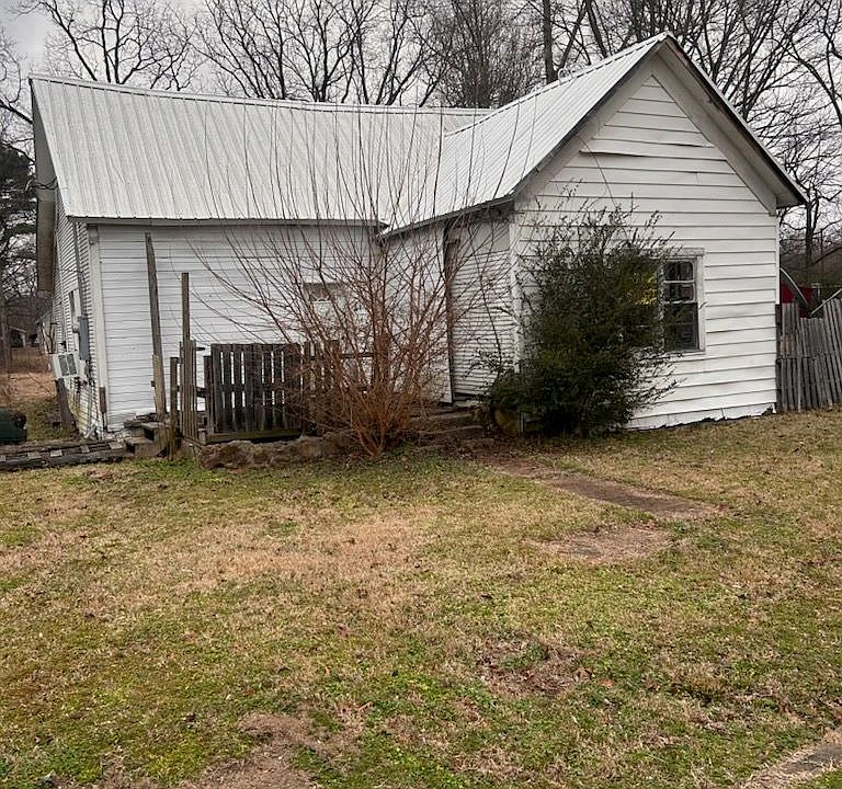 1st image of 913 S Elm St