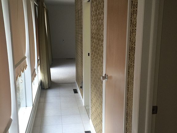 5th image of 75 Northwood Dr