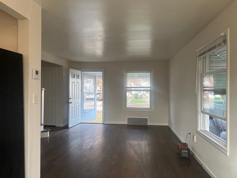 2nd image of 21910 Crystal Ave