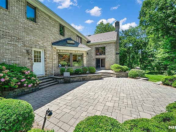 5th image of 837 Apple Ridge Road