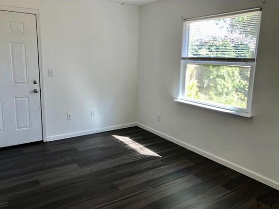 2nd image of 1422 Cherrywood Dr