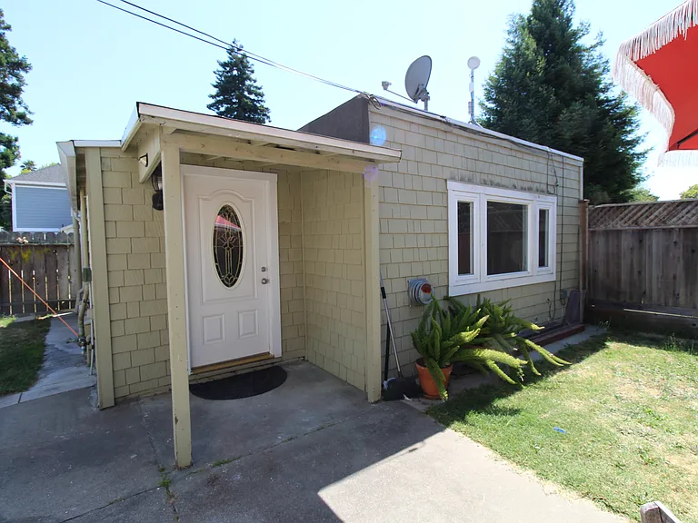 1517 Linden St — Photo 2