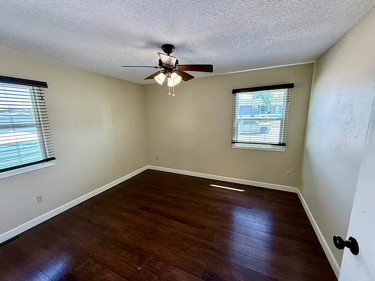 408 Anamosa St — Photo 8