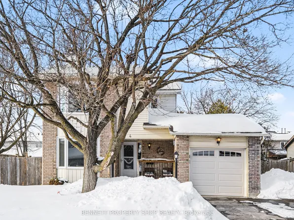 4 Bartley Cres, Ottawa, ON K2J 2J7