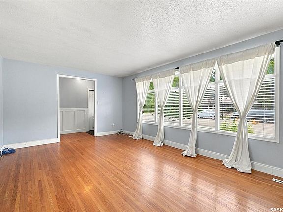 4th image of 465 Birch CRESCENT