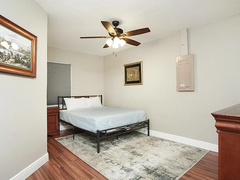 1002 Avenue E — Photo 15