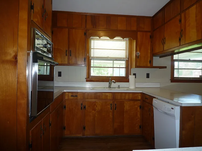 U-shaped kitchen is handy dandy!