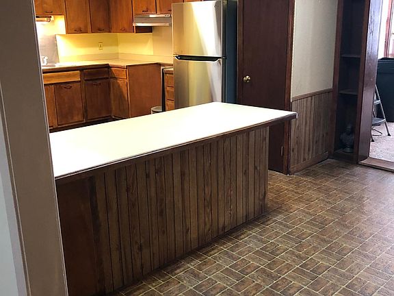 Kitchen with snack bar