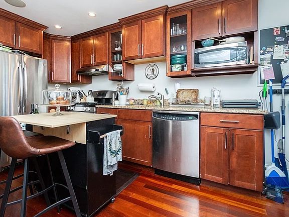 4th image of 632 E Broadway Floor 3