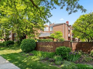 805 Leicester Rd APT 319, Elk Grove Village, IL
