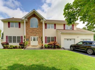 20 Sarah Ct, Deer Park, NY 11729