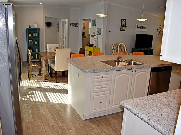 5th image of 101 Poinsettia Dr