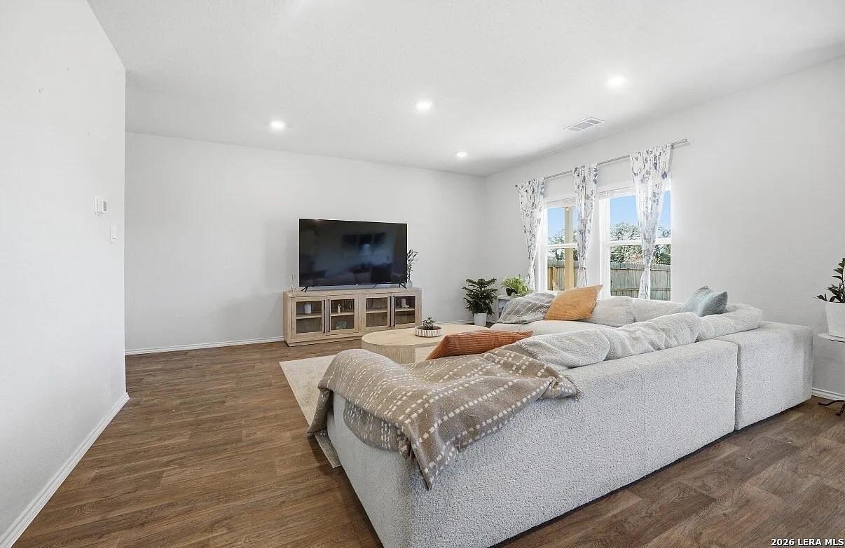 4 bed, 3.0 bath, 2468 sqft, $2,350 — Photo 4