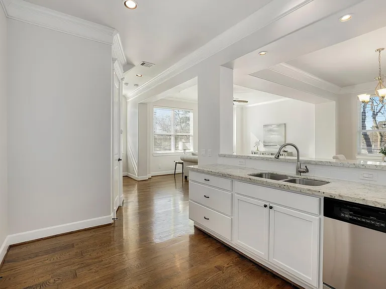 522 W 28th St — Photo 8