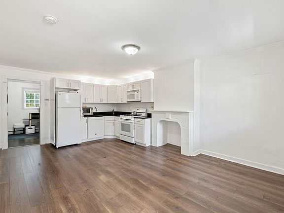 3rd image of 138 Chestnut Ave #1
