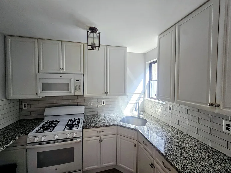 1093 Summit Ave #10 — Photo 8