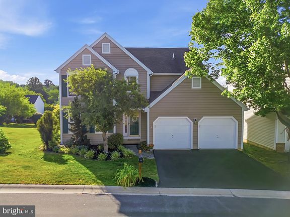 2nd image of 415 Carpenters Cove Ln