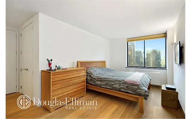 Rented by Douglas Elliman | media 14