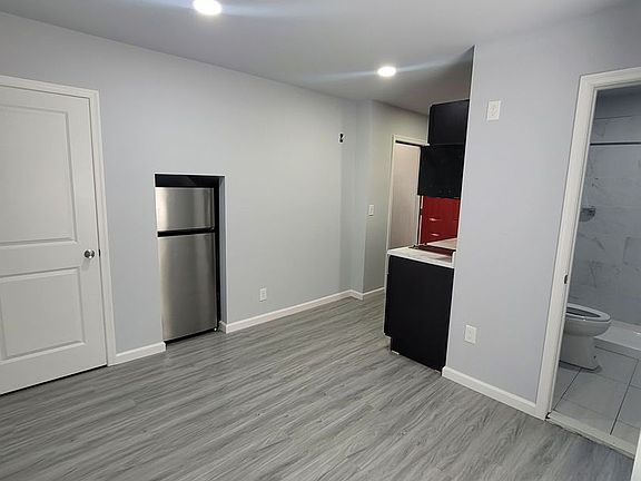 5th image of 427-429 W Queen Ln #429-2