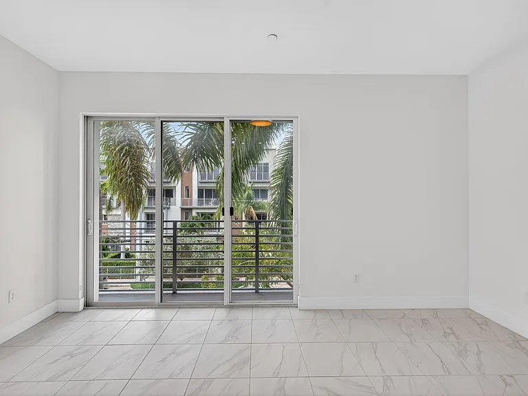 1044 NE 18th Ave #203 — Photo 7