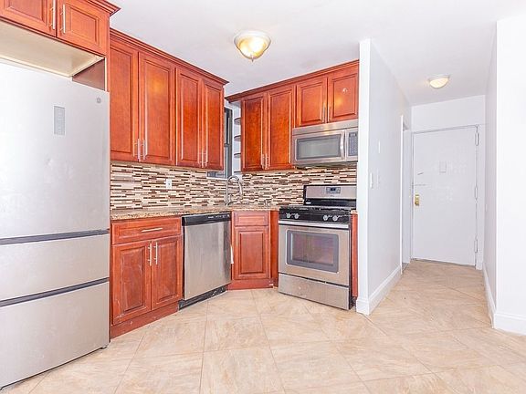 3rd image of 951 Putnam Ave #D2