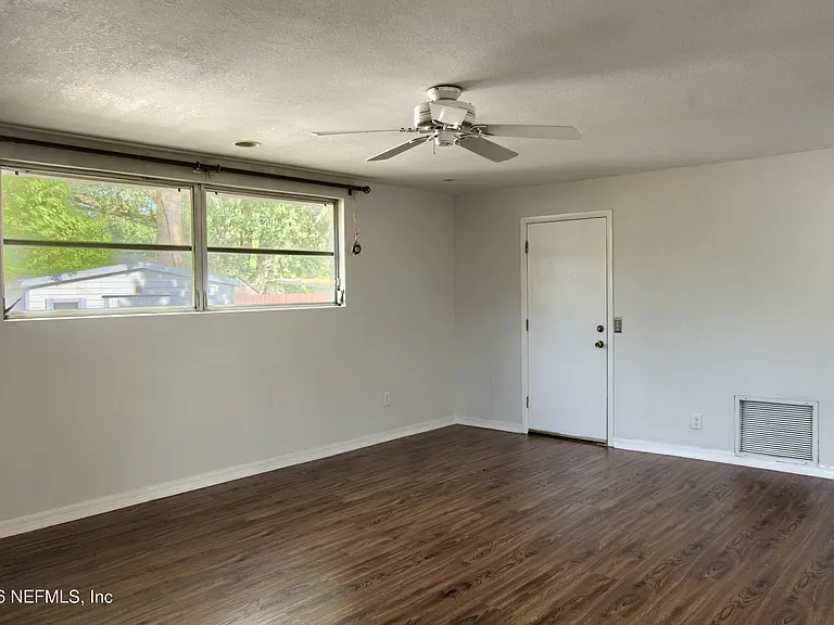 1370 Labelle St — Photo 13