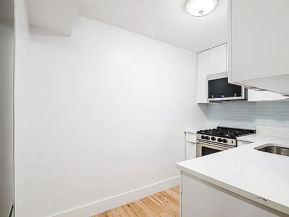 2nd image of 230 E 44th St APT 5L