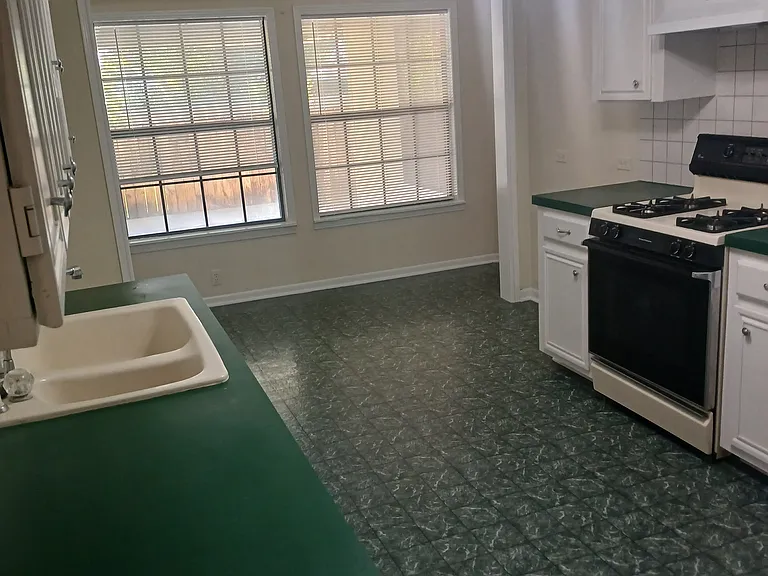 920 Iris St — Photo 10