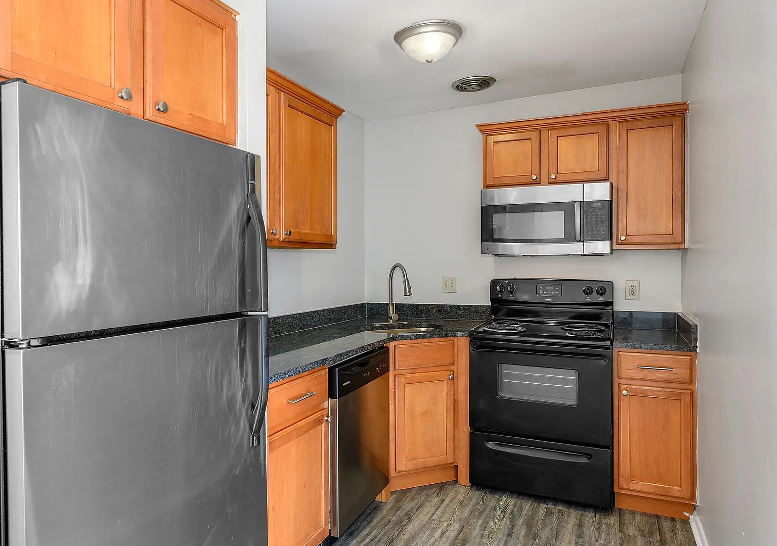 2 bed, 1.0 bath, $1,249 — Photo 3