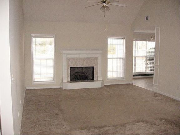 Living Rm w/ Fireplace