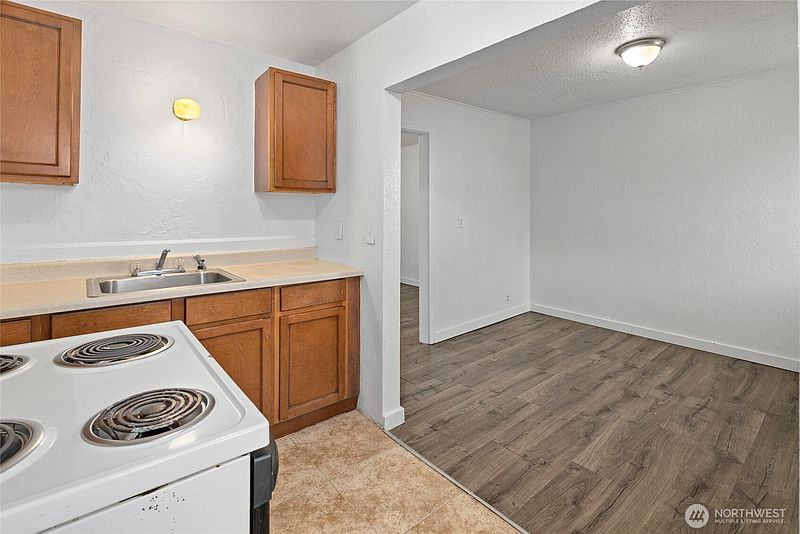 5th image of 1029 S Division Street