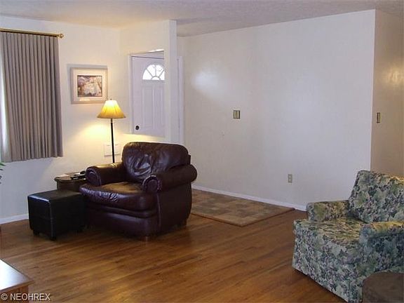 3rd image of 469 Waterbury Dr