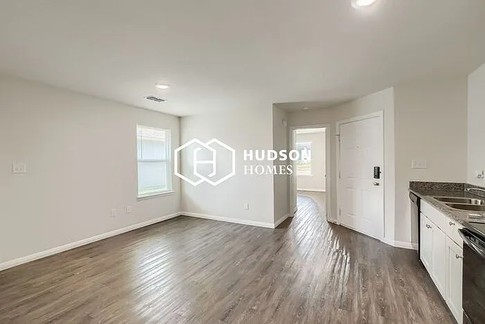 417 Meander St — Photo 3