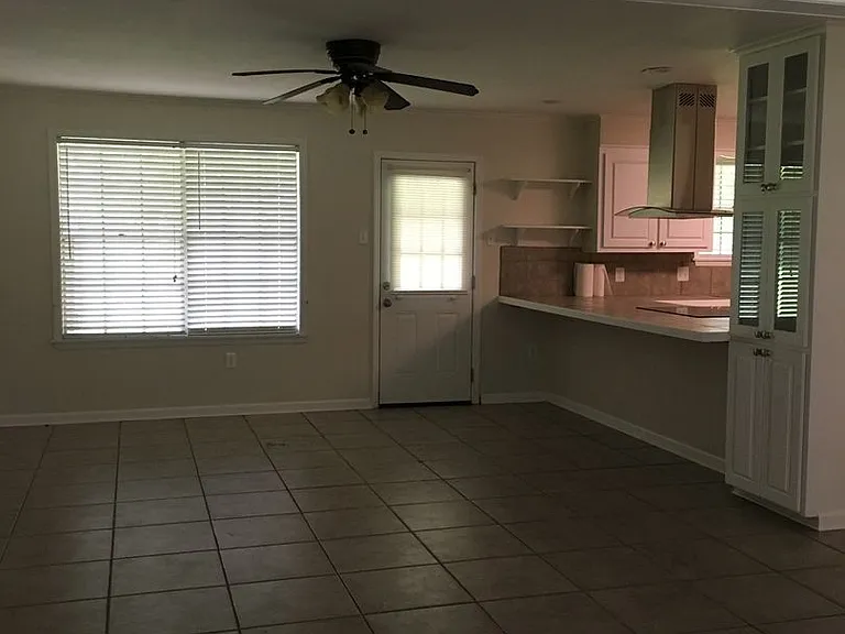 1120 Wylie Dr — Photo 2