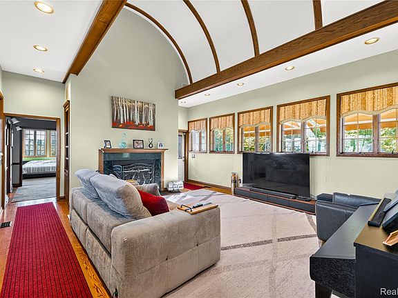 4th image of 37275 Elizabeth Ln