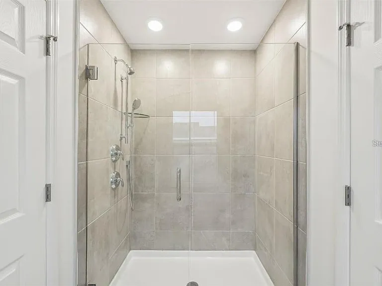 434 North Blvd E — Photo 4