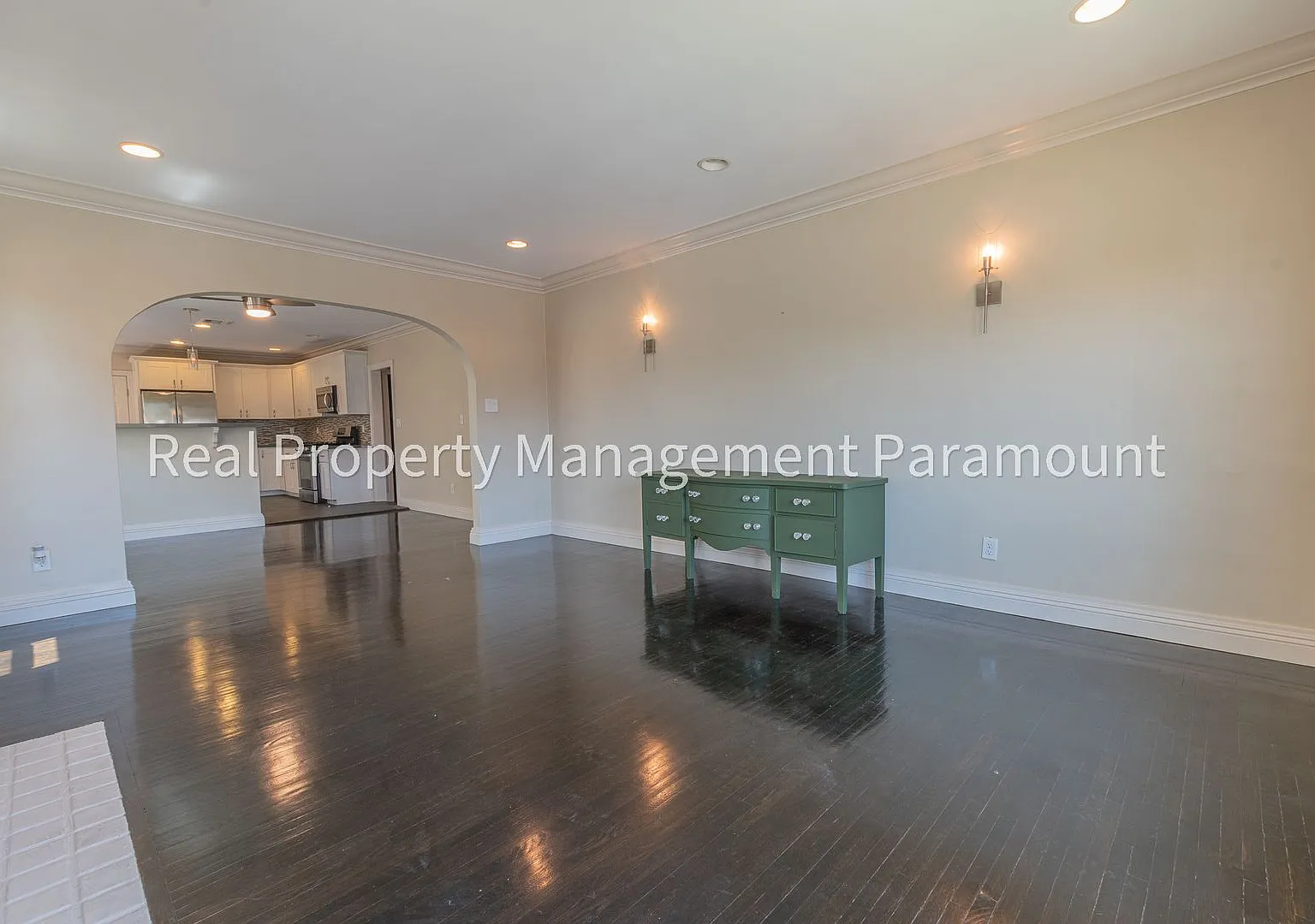1925 South Harcourt Avenue, — Photo 1