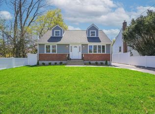 10 Brompton Pl #B, Huntington Station, NY 11746