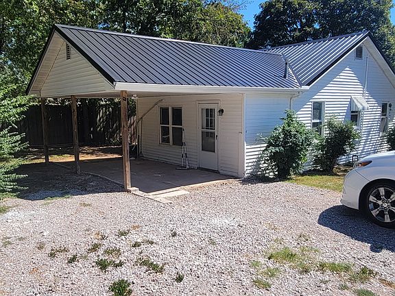 3rd image of 725 W Holt Ave