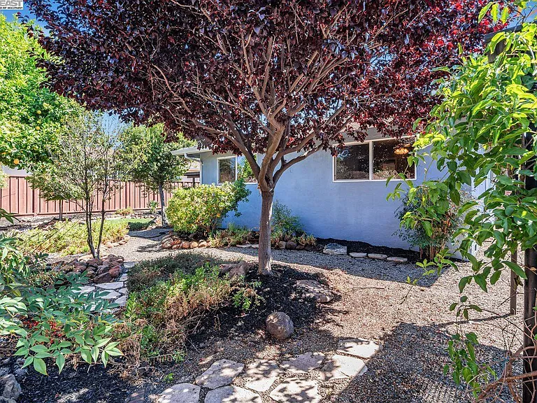 41819 Mahoney St — Photo 40