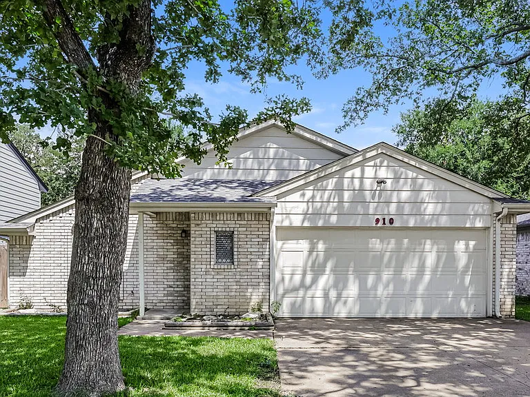 910 Blue Jay Dr — Photo 1