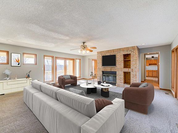 2nd image of 810 Edgewood Dr