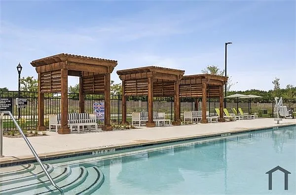 6 bed, 2790 sqft, $3,490 — Photo 2