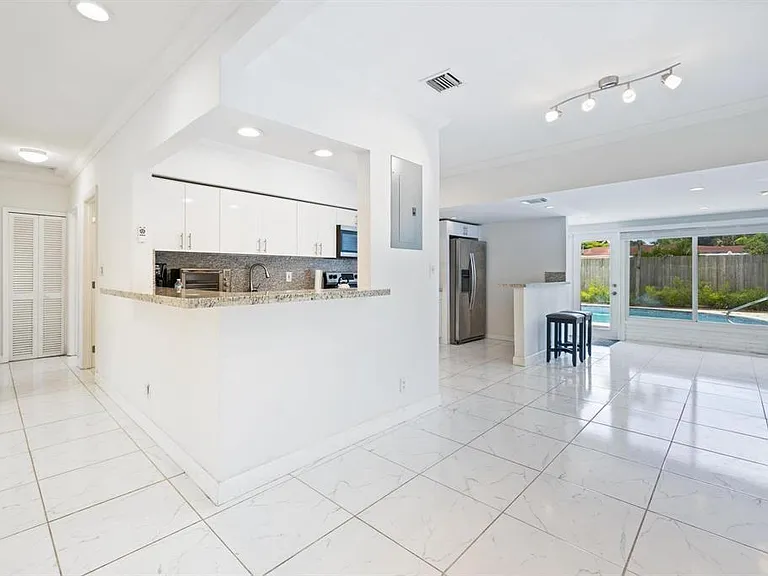 2440 SW 16th St — Photo 16