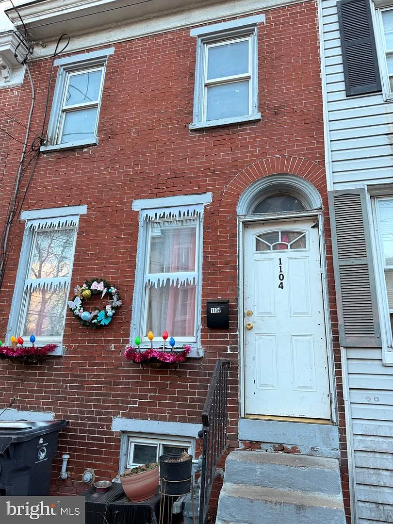 1104 W 2nd St photo 1