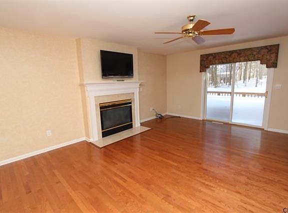 5th image of 35 Hearthstone Dr